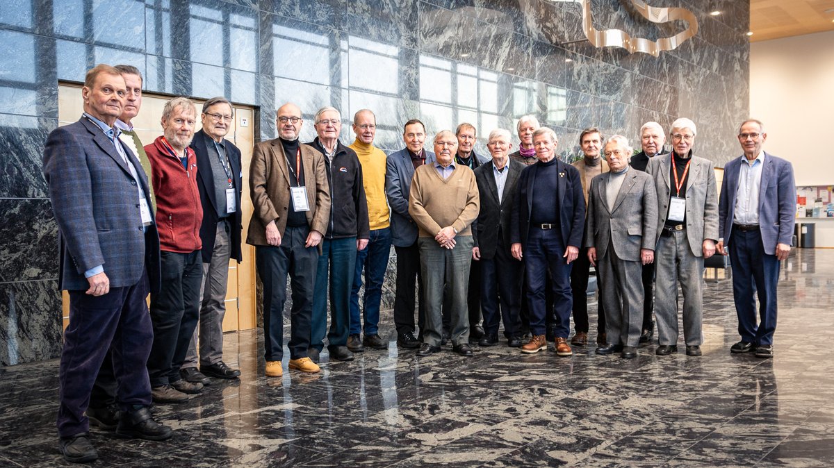 it_jyu's tweet photo. Tällä viikolla IT-tiedekunnalla oli ilo päästä esittelemään tiedekunnan toimintaa ja uutta diplomi-insinöörikoulutusta Otaniemen Teekkariystäville.
Vierailua isännöivät professori emeritus Pekka Neittaanmäki ja professori Lauri Kettunen!
#JYUnity #ITkaikkialla #teekkarit https://t.co/UyqLfgCkW0