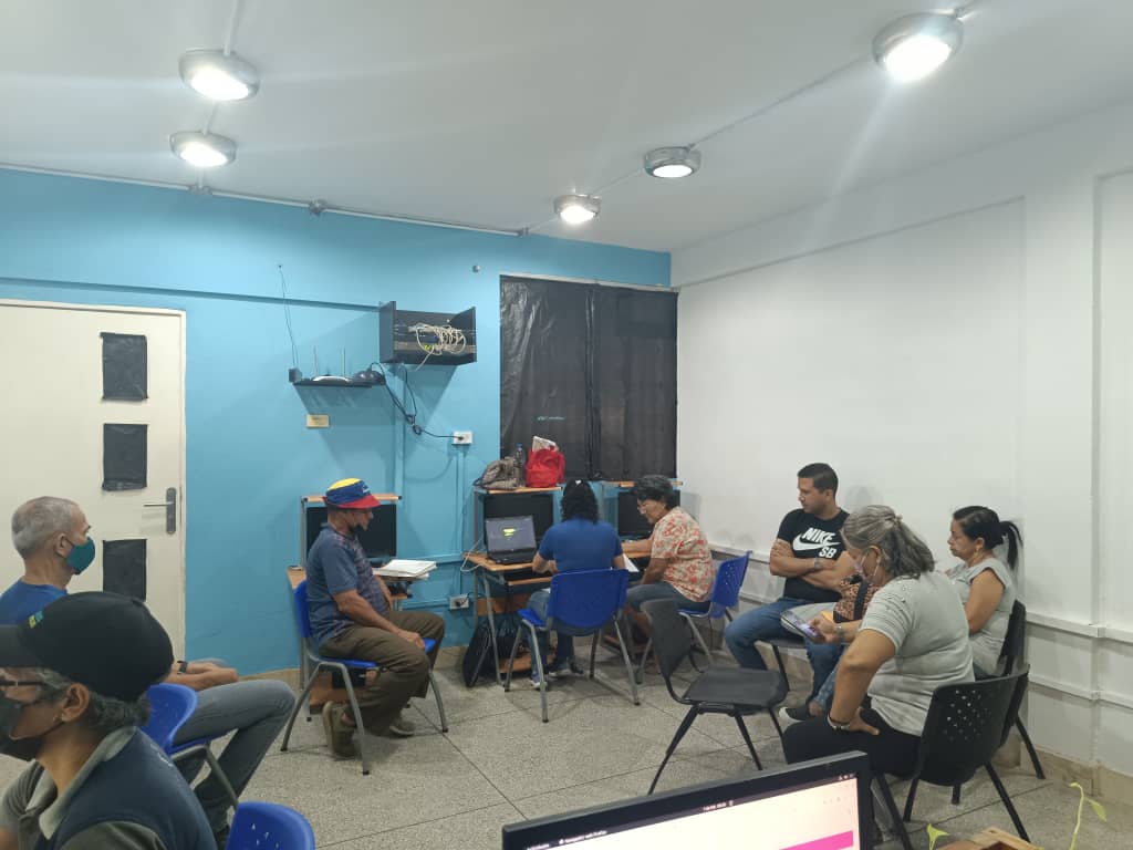 El primer Infocentro puesto en marcha en las instalaciones del Parque Generalísimo Francisco de Miranda. Para el pueblo.#FebreroRebelde  <a href="/Gabrielasjr/">Gabriela Jiménez</a>
 <a href="/BCHCHNE/">BCHCH Nueva Esparta</a>
 <a href="/LaRosaInfoVE/">LaRosaInfoVE</a>
 <a href="/ThaChacoa/">Tha@ha</a>
 <a href="/INEsparta/">Infocentro Nueva Esparta</a>
 <a href="/BrigadasCHCH/">Brigadas comunicacionales Hugo Chávez</a>