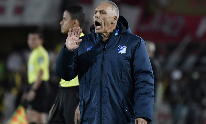 VSportsTM's tweet photo. "Con Millonarios dirigí las finales vs. Santa Fe. Dos días antes hice quimioterapia. Gritaba como loco abajo de la lluvia. Mi oncólogo no entendía nada. Fui un inconsciente, pero el hecho de ver rodar la pelota me sanaba más que lo demás".

✍️ Miguel Ángel Russo. https://t.co/EebWm8FHfT