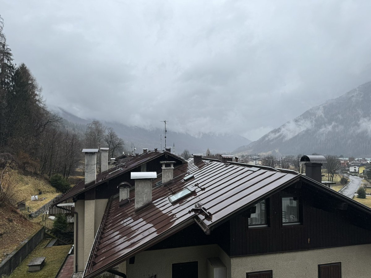 After a relatively smooth journey, we’re in the hotel. 40 mins down time and then boot and ski fitting. As ever with ski trips: busy, busy, busy! TM