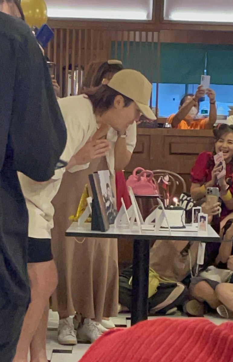 _mo_ok_'s tweet photo. #HongStarBirthdayinBKK2024

Birthdayboyy🥹💛🫶 https://t.co/emmUEZtZci