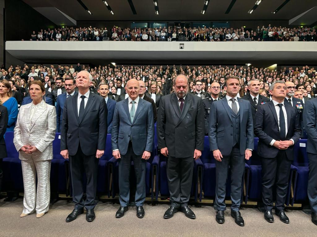 Minute de silence en hommage à Robert Badinter décédé ce 9 février 2024.