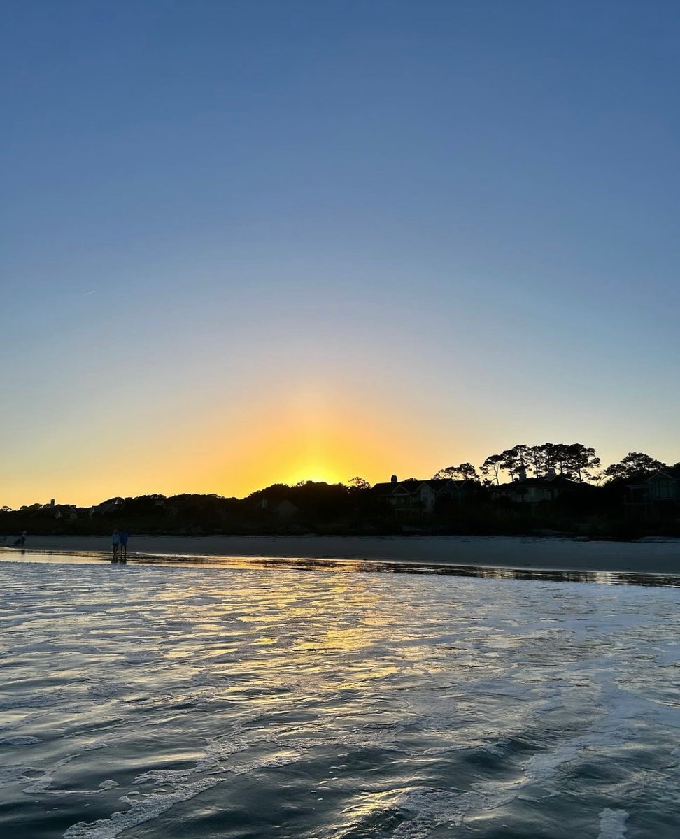 Our kind of weekend views. 💕🧡💛
Happy Friday everyone! 😊

📸: @anna_kathryn_smith  ✨