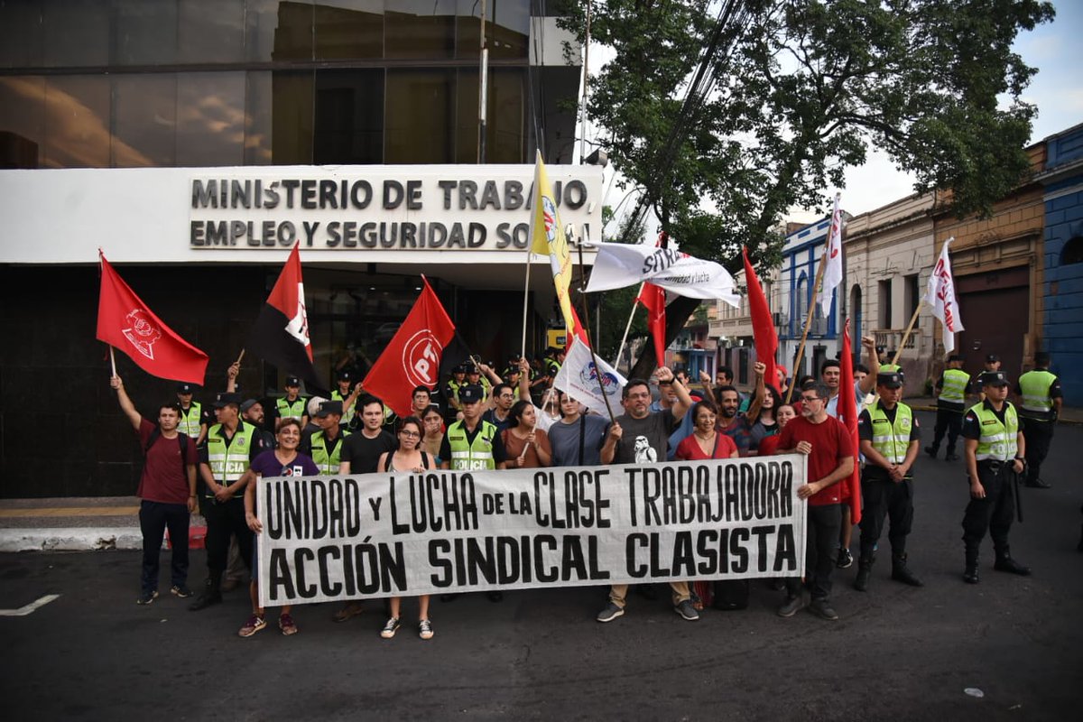 Nos movilizamos para exigir justicia a trabajadores de Ochsi. Denunciamos la política del <a href="/MTESS_PY/">Ministerio de Trabajo, Empleo y Seguridad Social</a> de complicidad con las empresas en la falta de control, que una vez más se cobró la vida de un trabajador. Exigimos que la pericia sea pública y los responsables sean castigados.