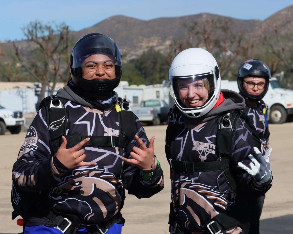 skydivebroncos's tweet photo. Accuracy Landing Rankings:
Skydive Broncos- 13th
Ashlyn Graham (@)- 4th
Simone Olden (@)- 5th
Erin Ward (@)- 9th
Destin Belger (@)- 15th

#skydive #skydiving #broncos #westernmichigan #wmu #skydiveallegan #collegiate #2023 #skydiveelsinore #uspa #winterbreak https://t.co/VO4yrMlVYt