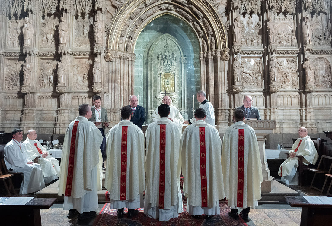 archivalencia's tweet photo. El Arzobispo de Valencia, distinguido con la medalla de Caballero de Honor por la Cofradía del Santo Cáliz de la Catedral @MCatedralVLC @elsantocaliz #SantoCaliz : https://t.co/vwLzZO3wxs https://t.co/ztOvxADvAo