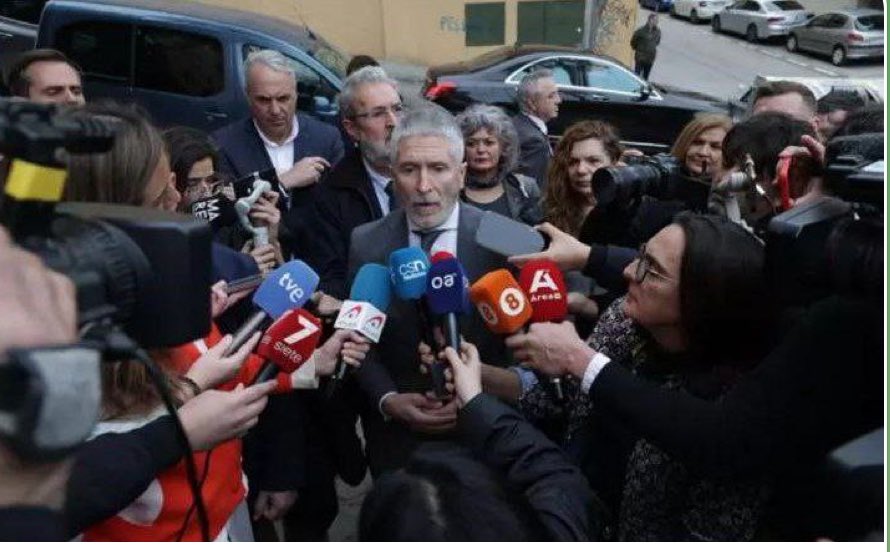 MPSnoserinde's tweet photo. Marlaska dice que no permitirá que los tractores lleguen a Ferraz y "avisa" de que la violencia no cabe en el derecho a protestar. 
Que lo diga  este sujeto que pertenece a un gobierno que pretende Indultar a terroristas y golpistas, cuando menos es un Insulto a la inteligencia de CASI todos los Españoles …!!!!!!