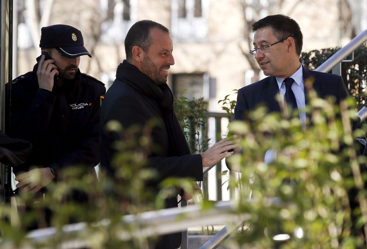 La Audiencia Nacional condena al #Barça con 23M€ de multa por unas irregularidades con los agentes entre 2012 y 2015.

Época de SANDRO ROSELL (2010-14) y BARTOMEU (2014-20).

En casi todos los medios, la imagen que acompaña a la noticia es la de Laporta. El objetivo es claro.