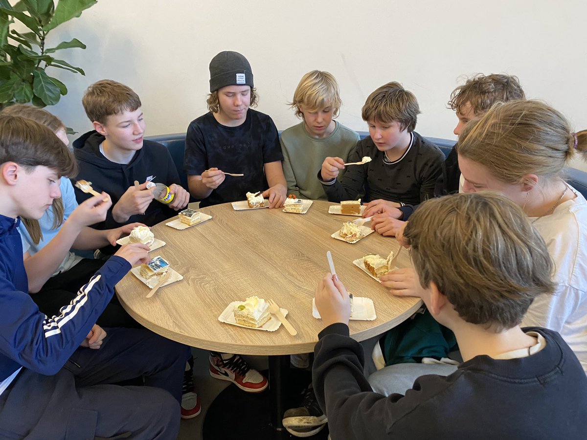 Vieren: voor het winnen van de regiofinale hebben we van onze sponsor <a href="/RobertpackBV/">Robertpack B.V.</a> een heerlijke taart gekregen!