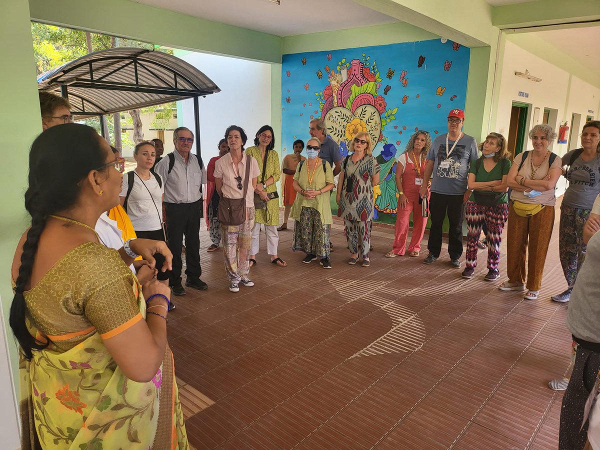 CAEB's tweet photo. ⭐Diario de #viaje al sur de la #India con @fvicenteferrer
📌Hoy nuestro grupo de #empresascomprometidas con la labor de #FVF ha visitado el extraordinario complejo hospitalario que tiene la #FVF en #Bathalapalli , donde se atiende a +1500 pacientes al día, +500 partos al mes, se acoge a niños con parálisis cerebral y a niñas huérfanas con VIH, que no tendrían ningún futuro sin la #FVF.
💙Un día muy emocionante, que ha culminado con la visita al lugar de descanso de Vicente Ferrer y con un encuentro muy especial del grupo con Ana Ferrer.
#AlianzaEmpresarialContralaPobrezaExtrema #CAEB #CAEBsocial #CAEBrse #RSE #Agenda2030 #EmpresasconValores