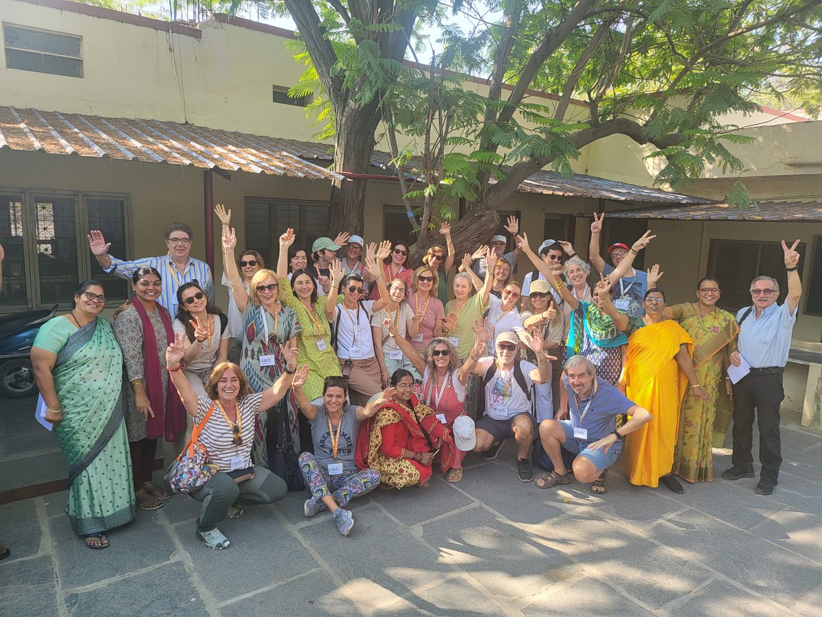 CAEB's tweet photo. ⭐Diario de #viaje al sur de la #India con @fvicenteferrer
📌Hoy nuestro grupo de #empresascomprometidas con la labor de #FVF ha visitado el extraordinario complejo hospitalario que tiene la #FVF en #Bathalapalli , donde se atiende a +1500 pacientes al día, +500 partos al mes, se acoge a niños con parálisis cerebral y a niñas huérfanas con VIH, que no tendrían ningún futuro sin la #FVF.
💙Un día muy emocionante, que ha culminado con la visita al lugar de descanso de Vicente Ferrer y con un encuentro muy especial del grupo con Ana Ferrer.
#AlianzaEmpresarialContralaPobrezaExtrema #CAEB #CAEBsocial #CAEBrse #RSE #Agenda2030 #EmpresasconValores