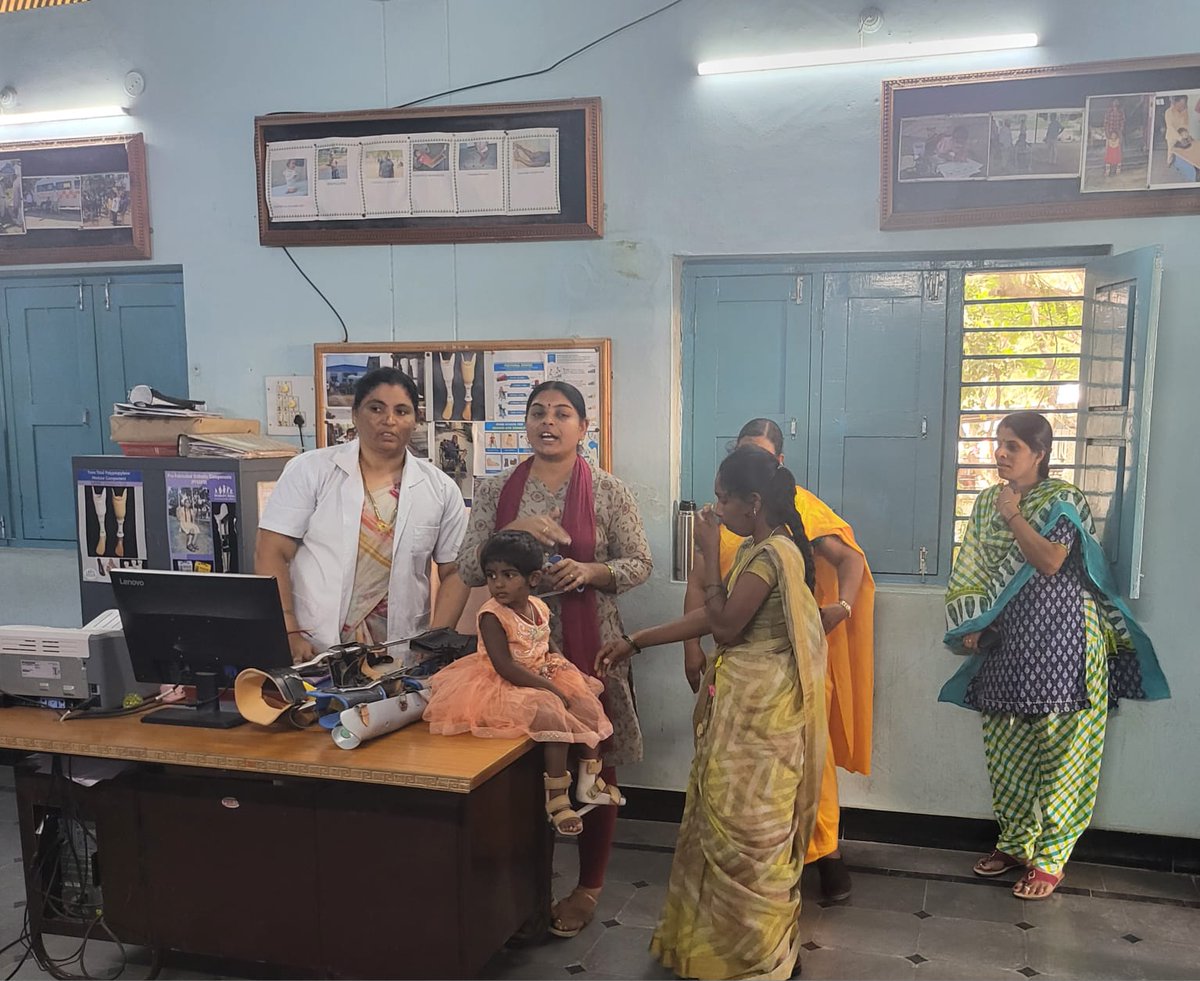 CAEB's tweet photo. ⭐Diario de #viaje al sur de la #India con @fvicenteferrer
📌Hoy nuestro grupo de #empresascomprometidas con la labor de #FVF ha visitado el extraordinario complejo hospitalario que tiene la #FVF en #Bathalapalli , donde se atiende a +1500 pacientes al día, +500 partos al mes, se acoge a niños con parálisis cerebral y a niñas huérfanas con VIH, que no tendrían ningún futuro sin la #FVF.
💙Un día muy emocionante, que ha culminado con la visita al lugar de descanso de Vicente Ferrer y con un encuentro muy especial del grupo con Ana Ferrer.
#AlianzaEmpresarialContralaPobrezaExtrema #CAEB #CAEBsocial #CAEBrse #RSE #Agenda2030 #EmpresasconValores