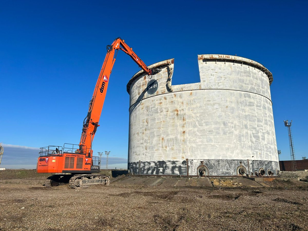 BBCEssex's tweet photo. Deconstruction of the old oil storage tanks at the former Coryton Refinery in south Essex is underway ahead of the building of the new Thames Enterprise Park https://t.co/MnewMgvoh1 https://t.co/1jMP2CME7r