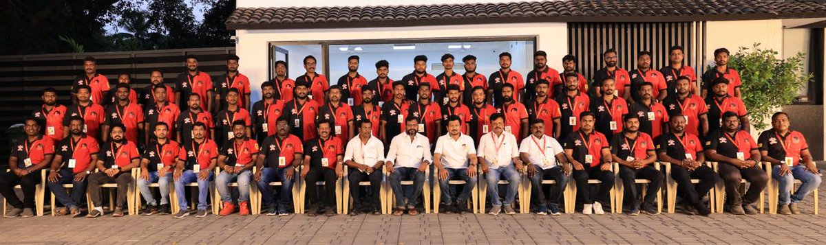 Mass_Kishore007's tweet photo. கழக இளைஞரணி மாநாட்டின் வெற்றிக்கு முக்கிய பங்காற்றிய #DMKRiders மற்றும் அந்த பேரணியின் ஒருங்கிணைப்பாளர்கள் இன்று ஆருயிர் இளம் தலைவர் மாண்புமிகு அமைச்சர் அண்ணன் திரு. @Udhaystalin அவர்களை நேரில் சந்தித்து வாழ்த்து பெற்று குழுப்புகைப்படங்கள் எடுத்துக்கொண்டனர்!! 🖤❤🔥

@DmkRiders https://t.co/2LYVsQphol