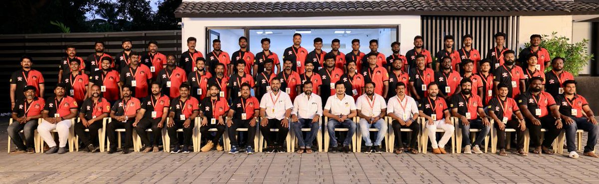 Mass_Kishore007's tweet photo. கழக இளைஞரணி மாநாட்டின் வெற்றிக்கு முக்கிய பங்காற்றிய #DMKRiders மற்றும் அந்த பேரணியின் ஒருங்கிணைப்பாளர்கள் இன்று ஆருயிர் இளம் தலைவர் மாண்புமிகு அமைச்சர் அண்ணன் திரு. @Udhaystalin அவர்களை நேரில் சந்தித்து வாழ்த்து பெற்று குழுப்புகைப்படங்கள் எடுத்துக்கொண்டனர்!! 🖤❤🔥

@DmkRiders https://t.co/2LYVsQphol