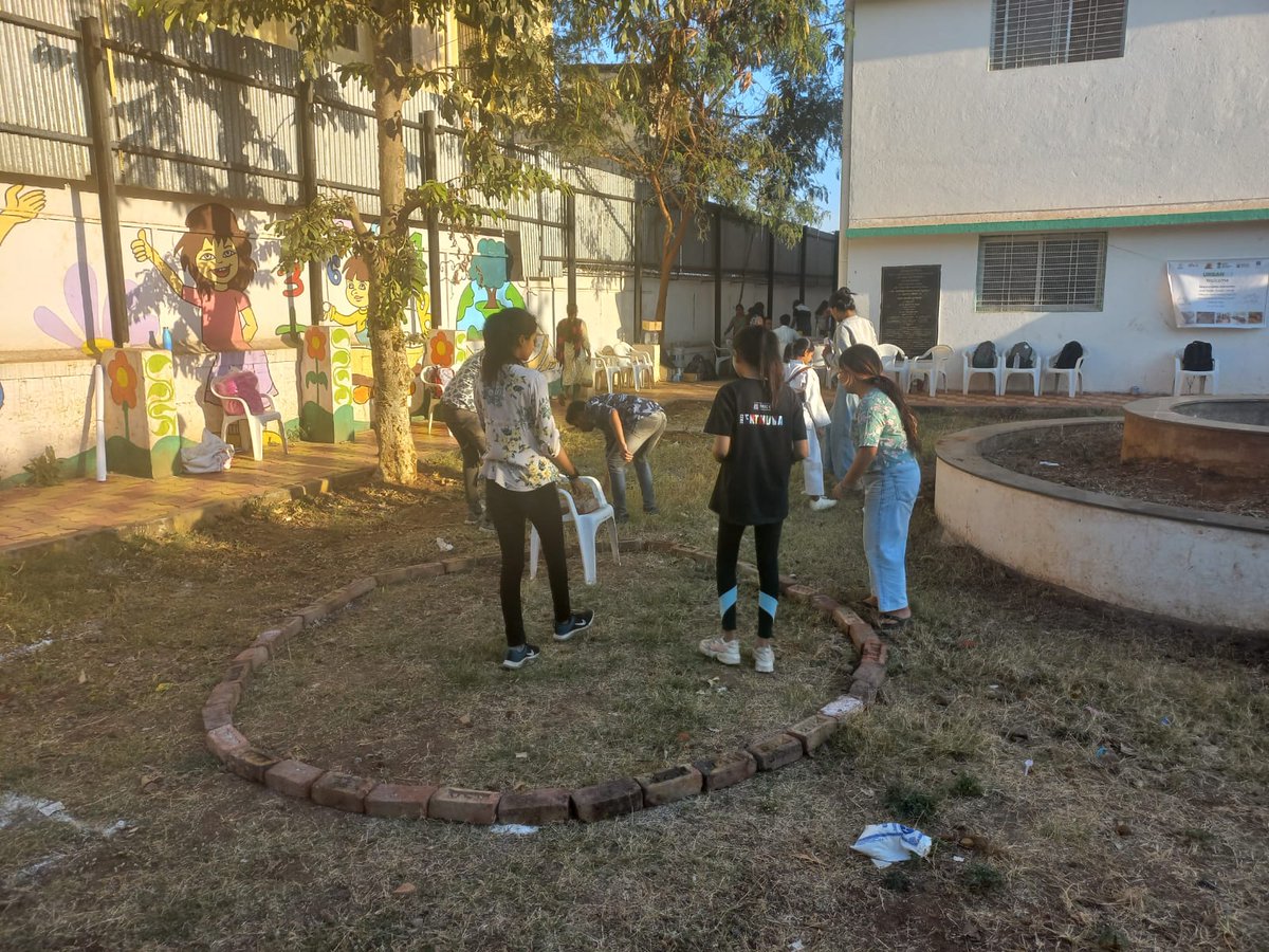 urban95_pune's tweet photo. 📢Tactical Intervention alert: ITC-friendly Community Center space, Kelewadi.
As part of the #MeraYuvaBharat initiative, student volunteers from SMET’s BRICK college of Architecture contributed to building play elements for a child's motor, social and cognitive skill development. https://t.co/S3uPnSXiU7