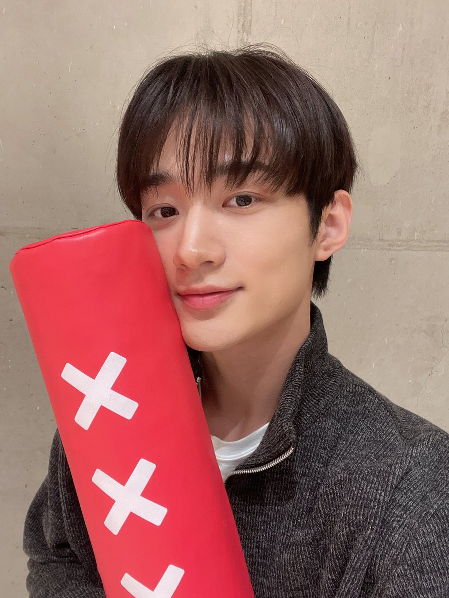 by_verivery's tweet photo. [#용승]       

베리베러 모두 어떤 결과가 나오든
힘차게 던지며 후회없는 한 해가 되길🧧

새해 복 많이 받아 베러들 :)

#YONGSEUNG #베리베리 #VERIVERY https://t.co/TaiFqYnw3Y