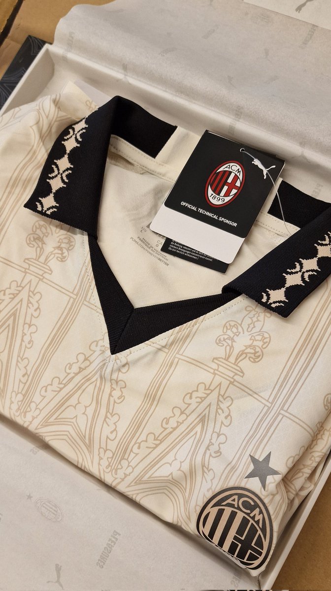 FeliceRaimondo's tweet photo. It's my pleasure @acmilan #FourthKit https://t.co/4eyQWsVte6
