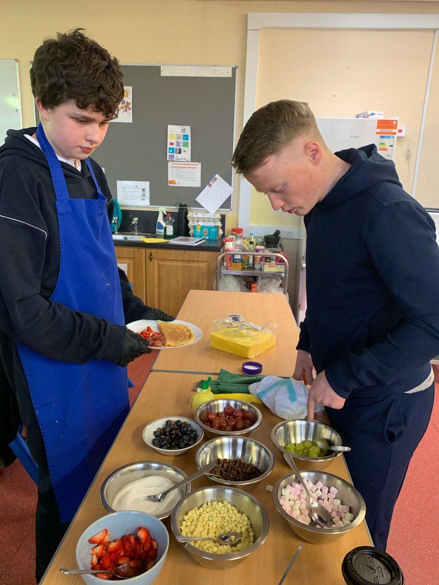 ellenfieldcc's tweet photo. Getting ready for Pancake Tuesday! π₯π₯π₯ Oak and Apollo made delicious treats for staff and students today in the kitchen. A great way to get in the mood for midterm! #lifeskills #cookery #pancakefriday https://t.co/e2SvYd93aF