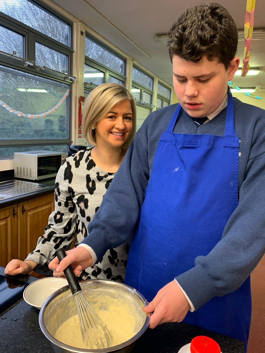 ellenfieldcc's tweet photo. Getting ready for Pancake Tuesday! π₯π₯π₯ Oak and Apollo made delicious treats for staff and students today in the kitchen. A great way to get in the mood for midterm! #lifeskills #cookery #pancakefriday https://t.co/oxO72SIhUN