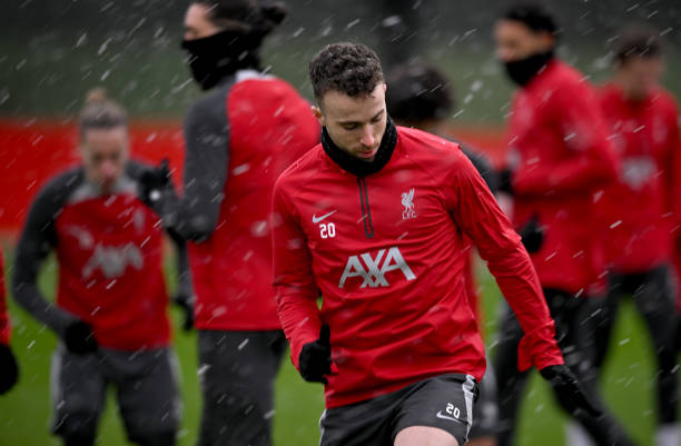 adamjgosling's tweet photo. This is Darwin and Trent behind Jota from yesterday's training, right? #FPL #LFC #fluwatch https://t.co/b3EYK3Ehhd