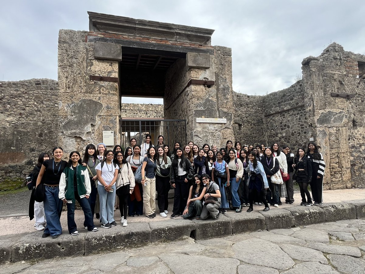 ClassicsHbs's tweet image. We found Caecilius’ house in Pompeii 🎉! @Caecilius_CLC  #HBSClassicsTrip2024