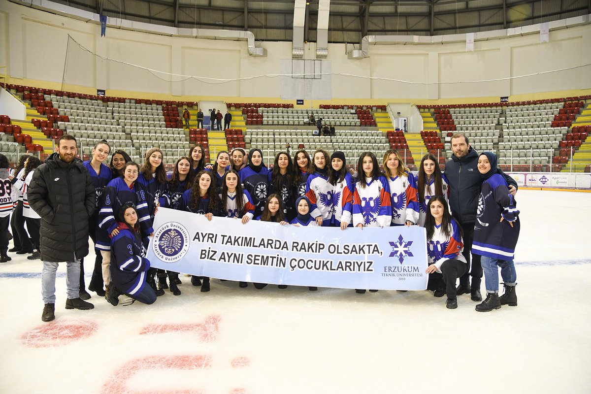 etukurumsal's tweet photo. 🏒Dostluk baki 🤝🤗#respest #ünilig #buzhokeyi #atatürküniversitesi @etubuzhokeyi https://t.co/que9CKqj2J