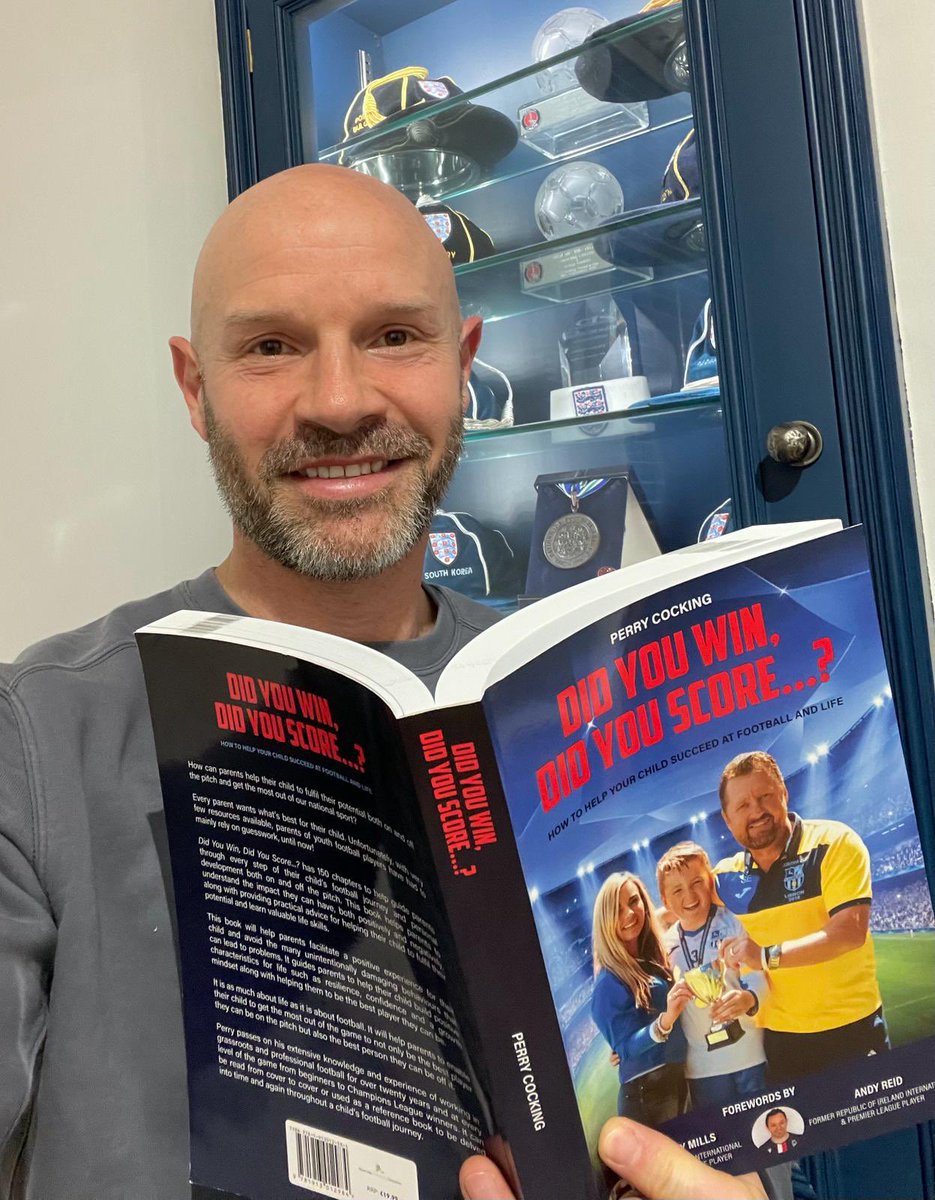 PerryCocking's tweet image. Former England, Manchester City and Leeds United player, Danny Mills, enjoying my new book! 

Danny wrote one of the forewords and has been a great help. Top man! 

Have you got your copy yet? 

Link in my bio😃⚽

#football #soccer