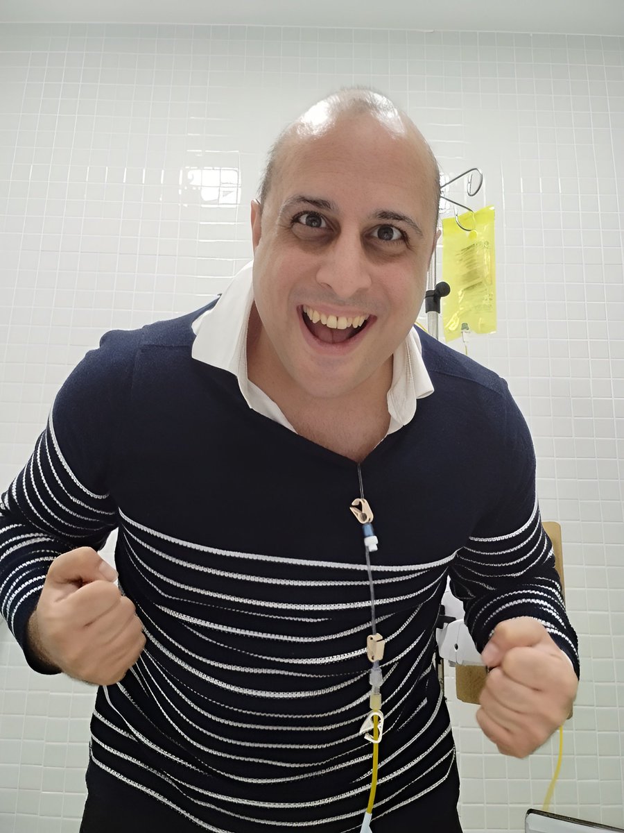 SrDanigmas's tweet photo. #Quimioterapia 27: 🦠✖️❤️‍🩹
En la lucha, la fortaleza se forja,
27 quimioterapias, un viaje largo,
en la batalla contra un destino adverso, el corazón sigue firme, valiente y terso.

Cada sesión, un desafío sin igual,
cada gota de esperanza, un faro a brillar, la voluntad se alza, como un sol radiante, en la oscuridad, su luz es deslumbrante.

Los días difíciles, la fatiga y el dolor, son pruebas en el camino hacia la flor de la superación, del renacer constante, en la lucha diaria, en el esfuerzo amante.

La fuerza reside en el alma que persiste, en cada latido, en cada paso que insiste, 27 quimioterapias, un canto de victoria, en el poema de la vida, una historia de gloria.

Danigmas 🆚 #Cáncer 💪🏻❤️‍🔥🦠