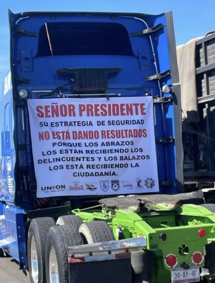 ryo_hermoso's tweet photo. López Obrador, SU ESTRATEGIA DE SEGURIDAD NO ESTÁ DANDO RESULTADOS!🙅‍♀️

Cuando ya TODOS ESTÁN CONTRA la estrategia de seguridad de abrazos no balazos, es porque NO SIRVE. 🥳

Los abrazos los reciben los delincuentes y los balazos los recibe la ciudadanía! 

#NarcoPresidenteAMLO 

Transportistas a AMLO 👇👇👇