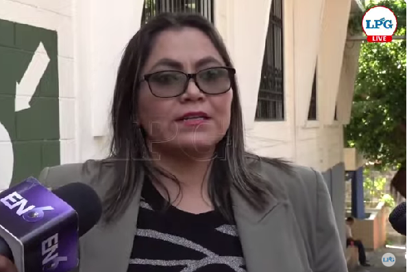 prensagrafica's tweet photo. #URGENTE | "Nos dicen que... nadie sabe nada, y tampoco podemos dar sepultura a un cadáver, fíjense, a una persona que muere a manos del Estado, y un hospital que desaparece la evidencia, si es que estuvo ahí, y si no, cuando menos, está actuando en complicidad en este hecho, peliculesco, sin precedentes. Es que nunca se había visto una cosa así": Lucrecia Landaverde, abogada, sobre la muerte del exasesor de seguridad de CAPRES, Alejandro Muyshondt.
#ENVIVO:
https://t.co/cK3okxEfJR