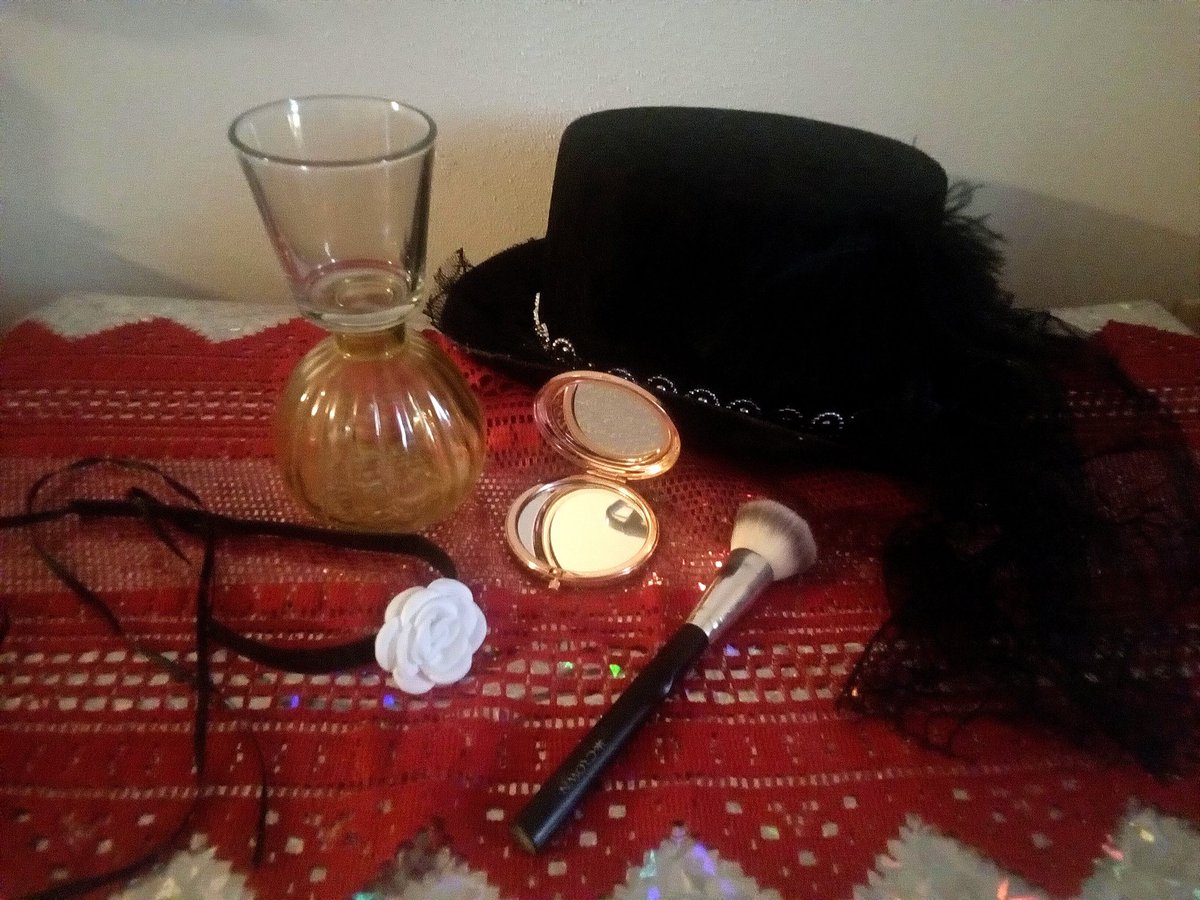 A chicken who can't see his #HaroldZidler in NY. 
Little visit to a bazaar this afternoon, 
I found this magnificent #MoulinRouge's vibe glass vase which perfectly completes my set up.
💕🔥🎩🎶
#BoyGeorge #comewhatmay #makeupmirror #hat