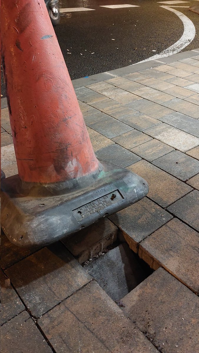 cjegio's tweet photo. Hola @MurciaPolicia. Hace ya varios días que está sin solucionar la rotura de este adoquín en la calle Juan Antonio Hernández del Águila. El cono es un obstáculo que hace la acera #inaccesible👩‍🦽 y supone un riesgo para personas invidentes. Debería solucionarse ya. Muchas gracias. https://t.co/bnQA3lyKdk