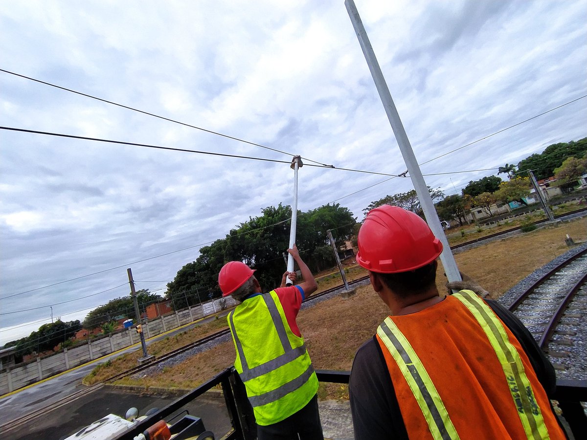 CAMETROVALENCIA's tweet photo. #09Feb ||La #GMTVen avanza en el fortalecimiento del sistema #Ferroviario, por tal motivo personal de #Electrificación ejecutó limpieza y mantenimiento de hilo de contacto de catenaria y aisladores en las vías de patios y talleres⚡ @NicolasMaduro @rvaraguayan @yolyemil https://t.co/vQ3djSk8t6