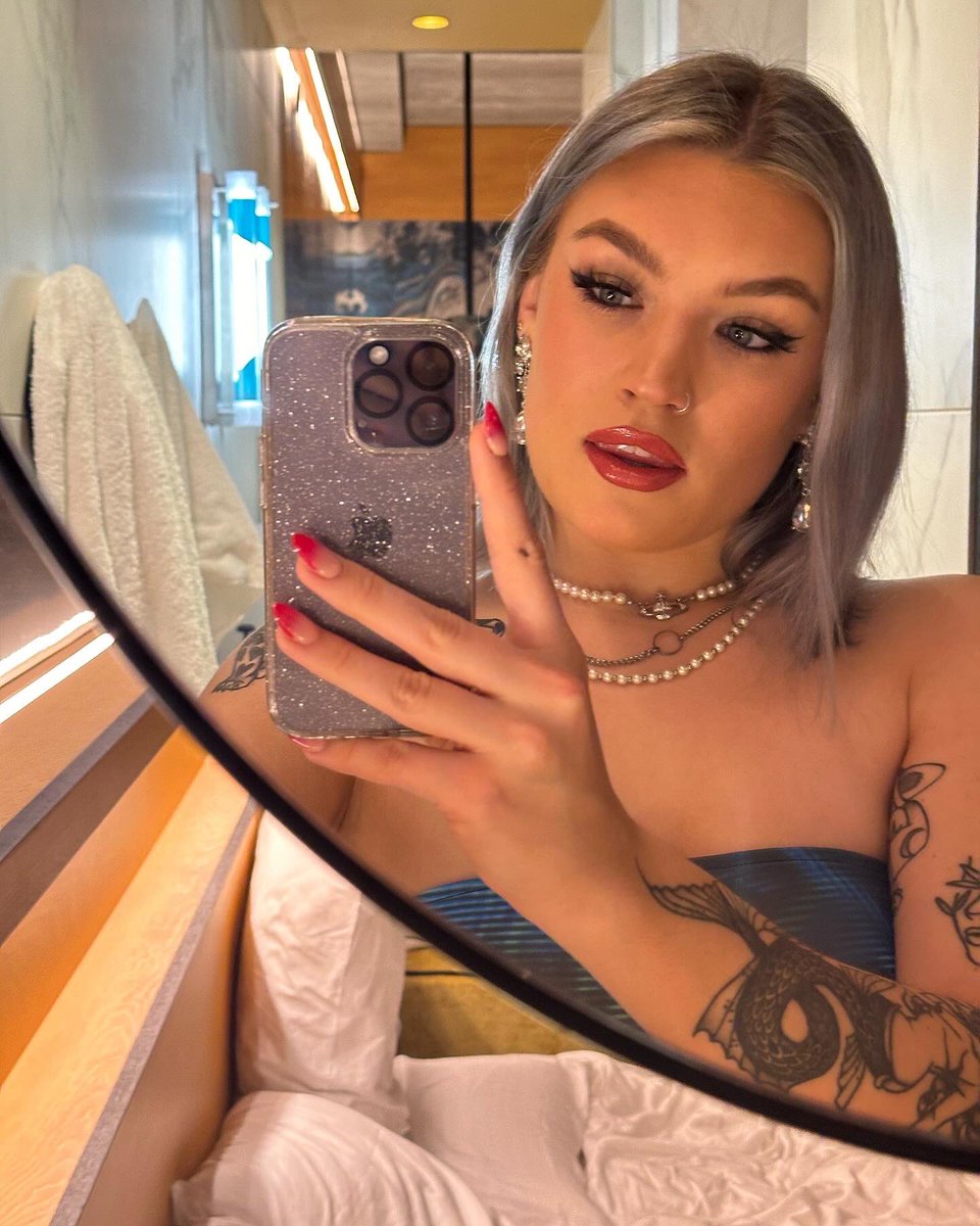 RT if you agree that hot girls should never pay for their own drinks 🥂