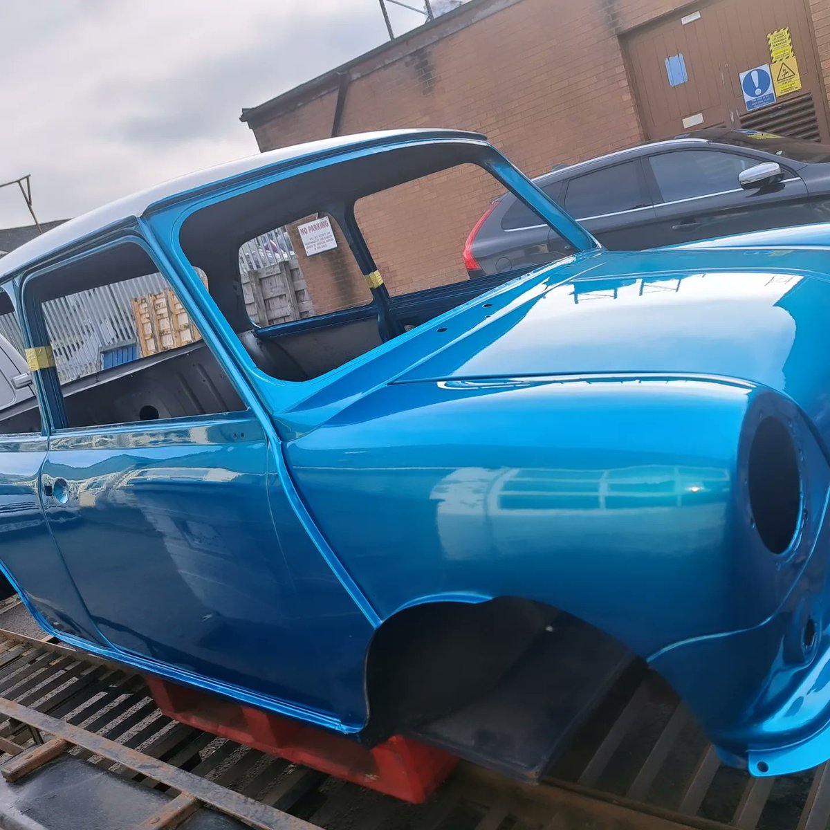 crm_auto's tweet photo. A shell we painted for one of our trade customers. It looks stunning in Kingfisher Blue with a white pearl roof https://t.co/pLaGgUeCYC