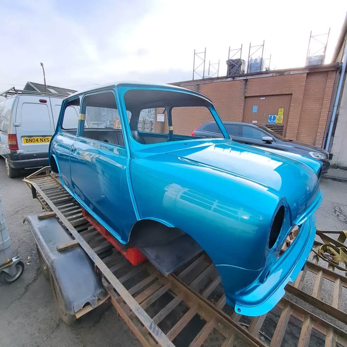 crm_auto's tweet photo. A shell we painted for one of our trade customers. It looks stunning in Kingfisher Blue with a white pearl roof https://t.co/pLaGgUeCYC