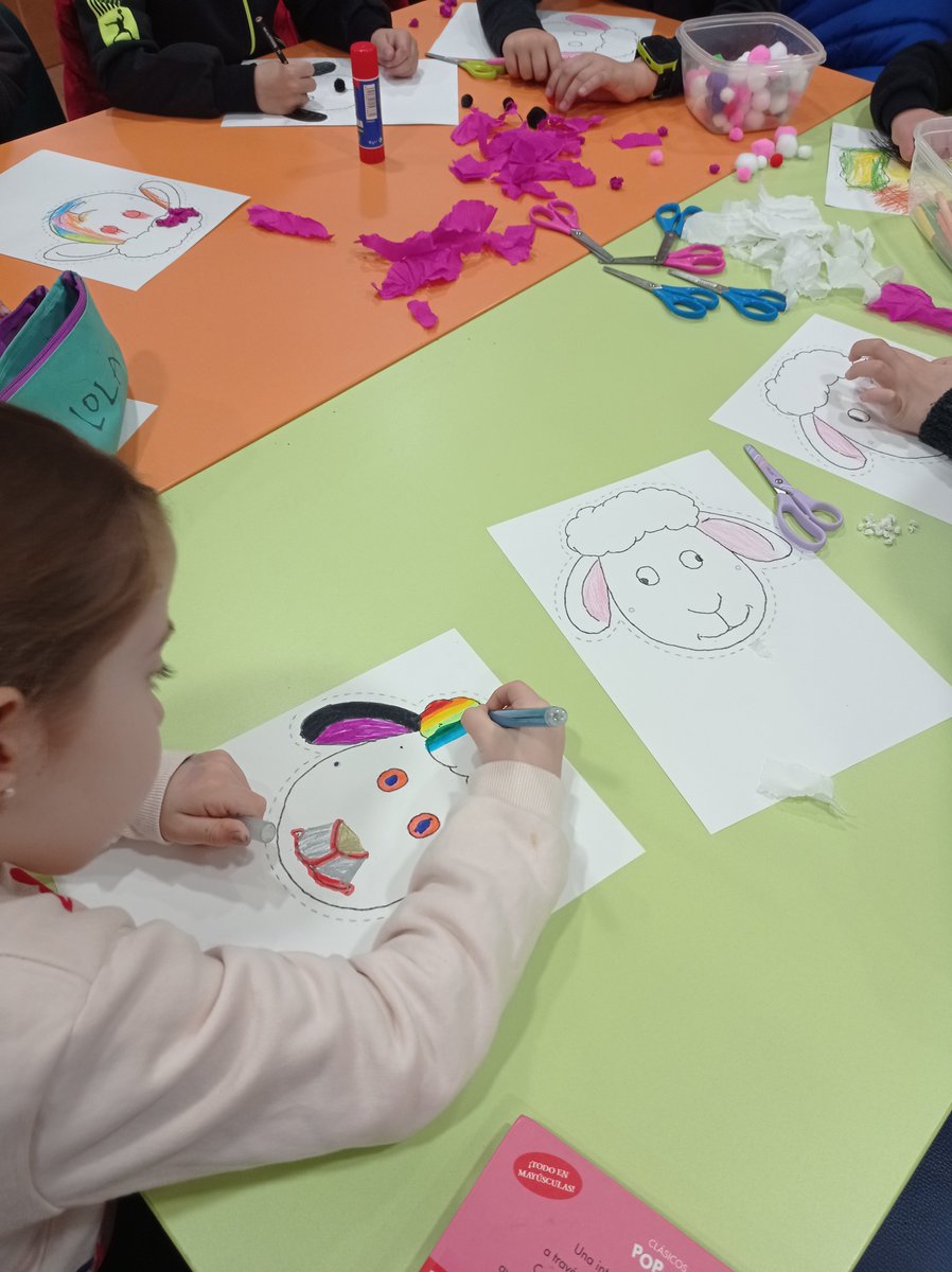 Biblioteca_SEG's tweet photo. 🐏🐏🐏🐏 Nuestras ovejas creativas esta tarde en la biblioteca.¡Disfrutad del Carnaval chicos!🥳🥳🥳
#carnavalenlabiblioteca #ovejas #disfrazate @Ayto_SEG https://t.co/s0TsvOAnHA