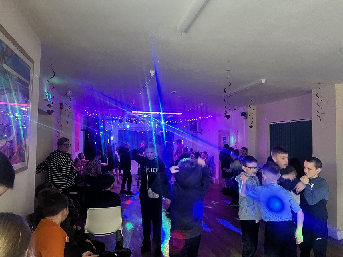 MinersCdc's tweet photo. It's Friday Night! So it's got to be Thorne & Moorends Youth Group. 60 kids here having a great time. Lots of energy, dancing and games. #Volunteers #YoungPeople #MakingADifferance @MayorRos @MyDoncaster @eastareateam @WellDoncaster https://t.co/lLJWgMp8Zx