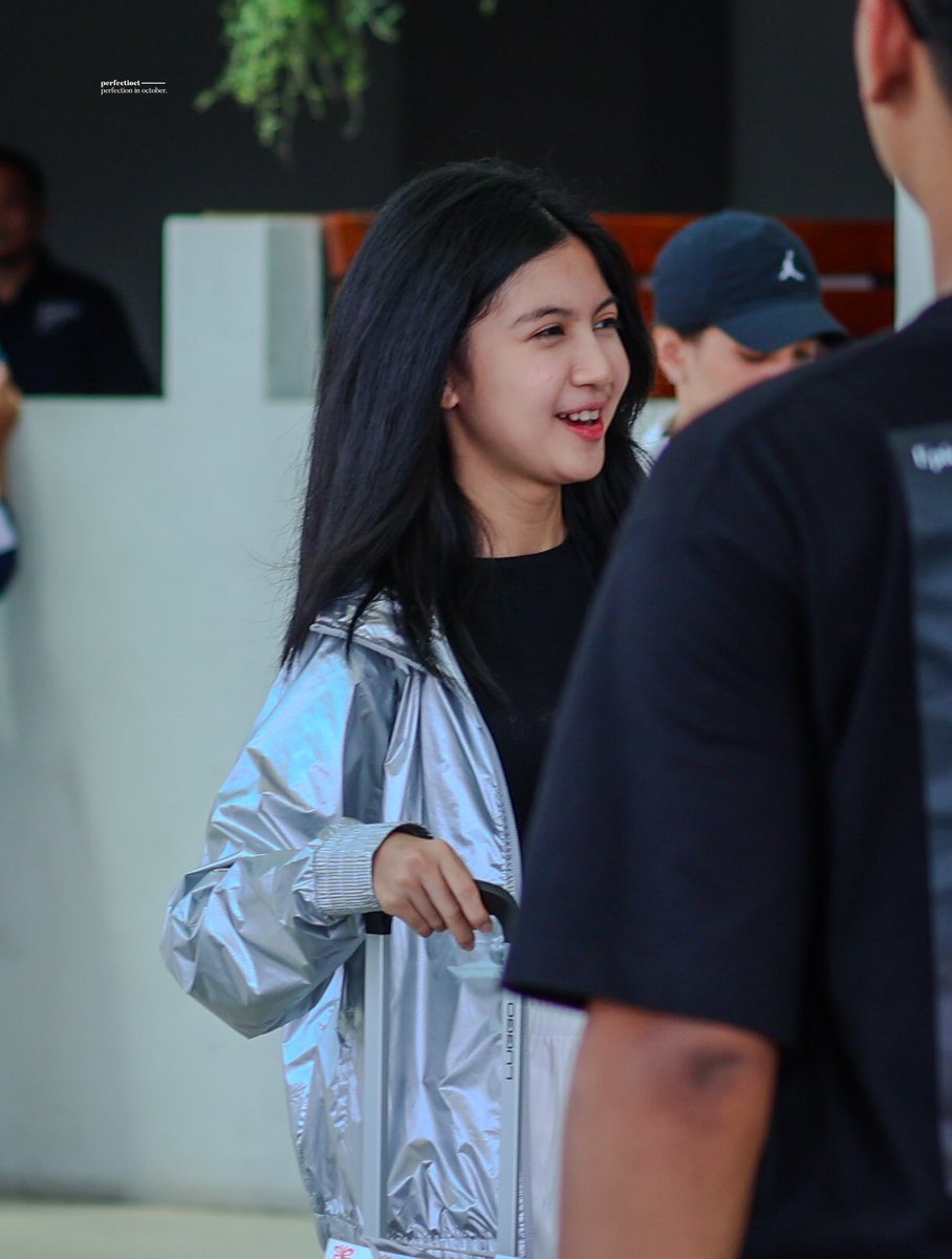 perfectioct1810's tweet image. 241401
CGK Airport

I can’t see anything I don’t like about you. @AR_AnindyaJKT48 🤍

#JKT48 #AnindyaJKT48 #アニンディア #아닌댜