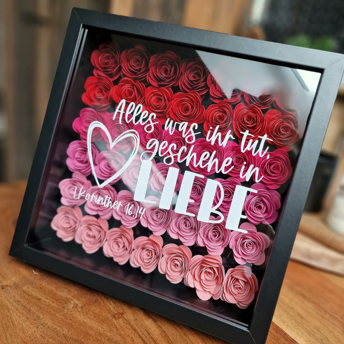 Meeting_Jesus's tweet image. Meine neue Shadowbox mit der Jahreslosung '24 ist im Shop online. Aktuell gibt es nur ein Exemplar!
Zum Shop: linktr.ee/meetingjesus
#shadowbox #shadowboxes #shadowboxart #shadowboxframe #shadowboxflowers #rose #rosen #roses #roses🌹 #frame #framerose #rosenrahmen #paperroses