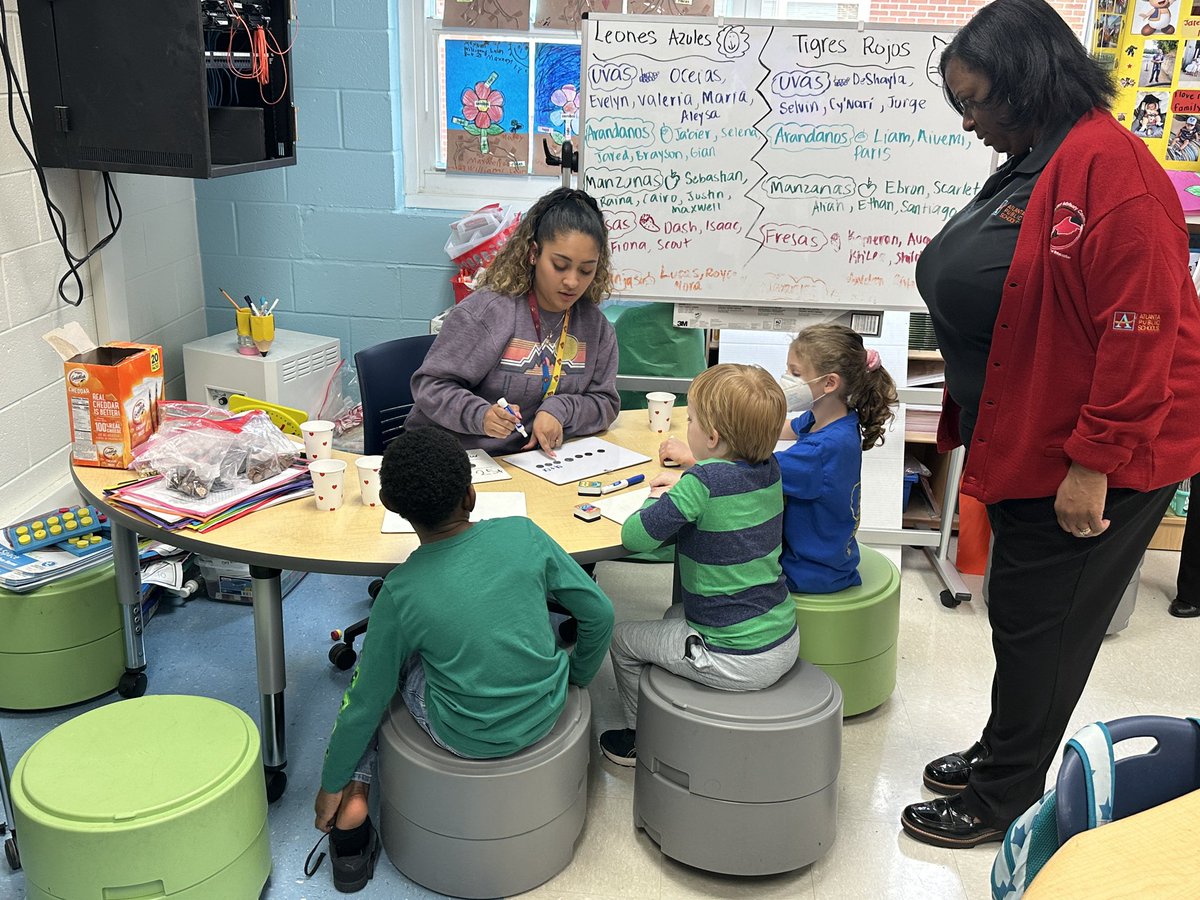 @APSBenteen enjoyed hosting our awesome @apssupt today! We had a chance to share with her our #DLI classes, our traditional classes, our regional SWD class, parent volunteers, & Prek Lunch! It’s always a great day to be a Bulldog! @lexology00 @apsupdate @APSDualLang @pwbrownKMS