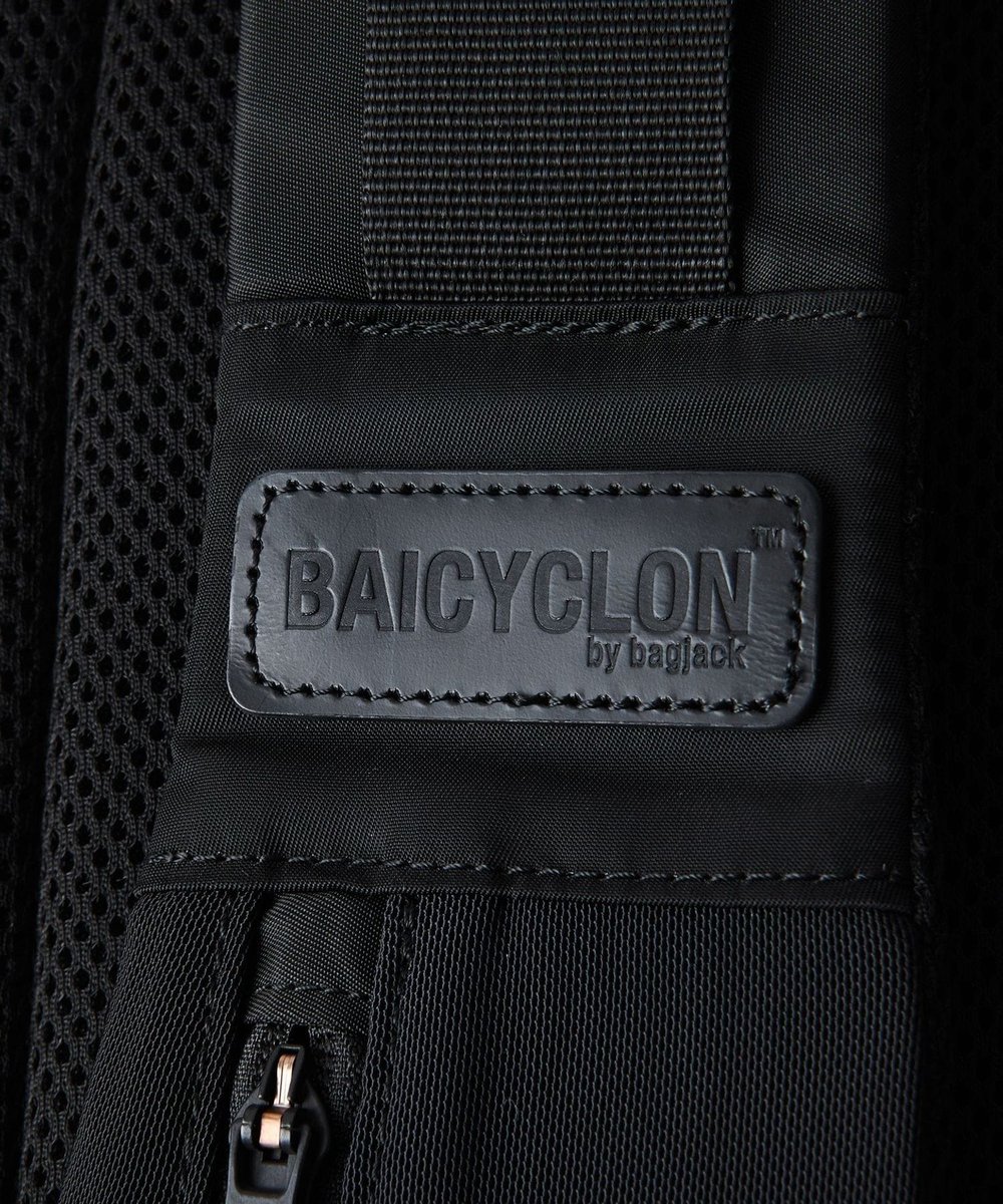 BEAUTYandYOUTH's tweet photo. ドイツ生まれのメッセンジャーバッグブランド〈#bagjack〉のカプセルコレクション〈#baicyclon〉に型から制作を依頼したショルダーバッグ👜
フロントは3つのジップポケットで仕切られており、中にはタブレットやPCを収納可能なスリーブも搭載👍
#BEAUTYANDYOUTH #ビューティーアンドユース https://t.co/0Xwt8K79E9