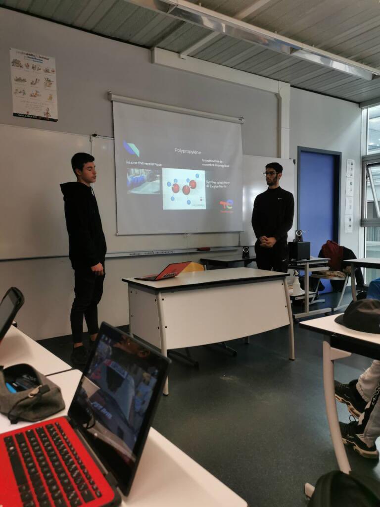 JGallieni's tweet photo. 🙏 M. CLAUDIN, directeur Entité Boisson chez Air Liquide 
➡️ intervention  auprès des 🧑‍🎓👩‍🎓 de TPVP2 dans le cadre de leur participation au #prixpierrepotierdeslyceens 
➡️ échanges sur les métiers et l'industrie de la chimie 
➡️Présentation projets 
@FranceChimie
@leclercarno https://t.co/LyJrRUUzMc