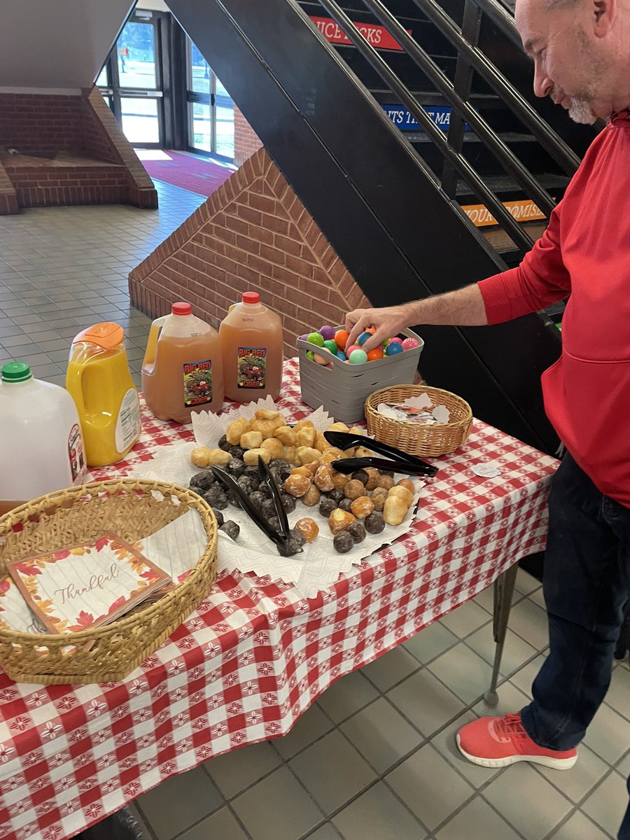 HubsNHHS's tweet photo. HUB Team #CocoaCrawl 😄☕️🧁🍦🥮 @MichaelChilcutt @LodgeHub #Family @wcpsmd https://t.co/mkMheYe0kw