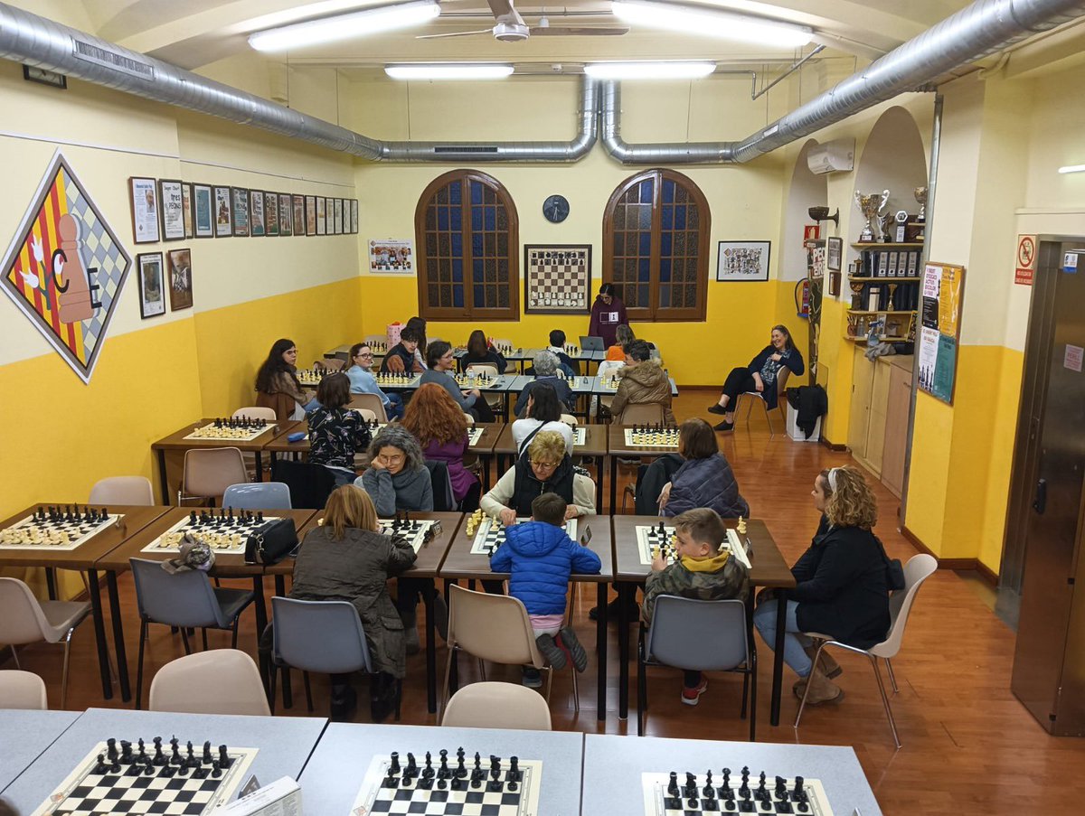 Escacs Tres Peons tweet media