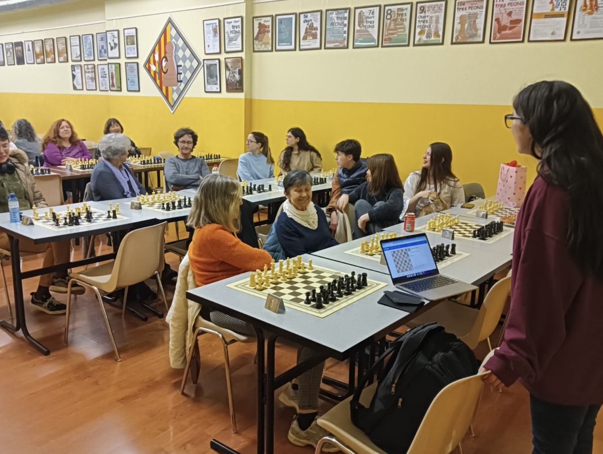 Escacs Tres Peons tweet media