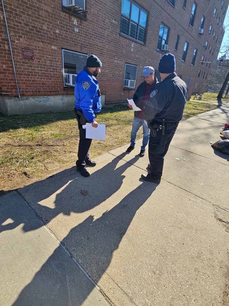 NYPDPSA9's tweet photo. Our PSA 9 Crime Prevention and Neighborhood Coordination Officers conducted a gun violence outreach, handing out #GunStop flyers in Pomonok Houses. Call 1-866-GUNSTOP (486-7867).  All information is confidential https://t.co/oGkJyZB8h5