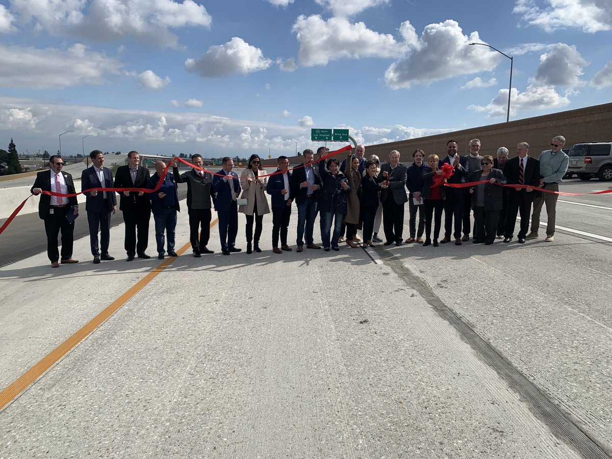 JimScottKGET's tweet image. The end of Bakersfield’s dead-end highway!  The ribbon is cut on the Centennial Corridor. The story tonight on #kget 17 News at 5:00