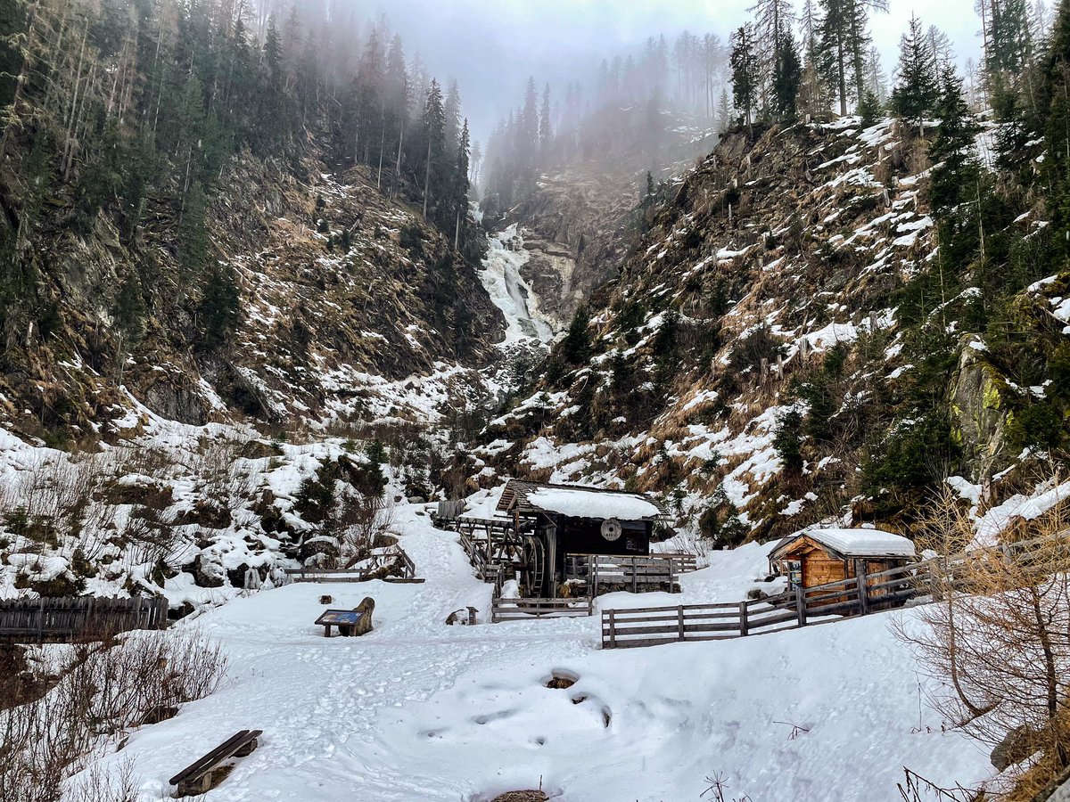 Rain is no obstacle to inspiring cross-country skiing in Defereggen valley 
.
.
.
#skiing #winter #wintersports #snow #outdoors #mountains #osttirol #stjakobimdefereggental  #stjakobindefereggen #elanskis #fun #nature #crosscountry #xcskiing